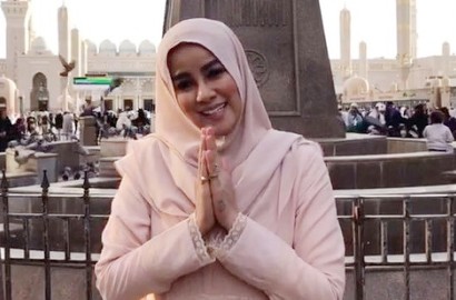Intip Deretan Foto Cantiknya Olla Ramlan Berhijab Saat Umrah Bareng Keluarga