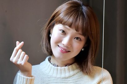 Asyik Nikmati Liburan, Lee Sung Kyung Santai Pamer Belahan Dada