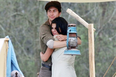 Jadi Ibu Muda, Selena Gomez Tunjukkan Akting Dramatis di Trailer 'In Dubious Battle'