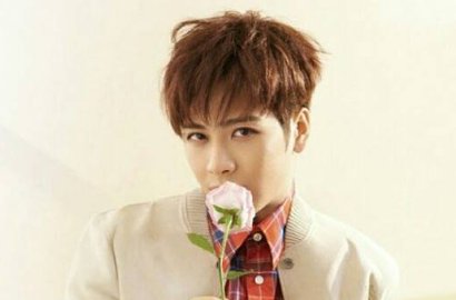 Jackson GOT7 Buka Kancing Kemeja di Pemotretan, Sengaja Goda Fans?