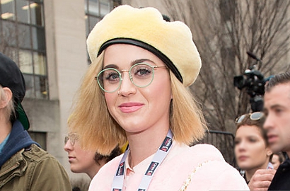 Seret Bola Disko, Katy Perry Dirantai Bak Tahanan di Teaser MV 