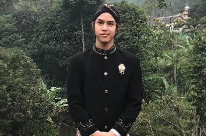 Intip Gaya Kocak El Rumi Jadi Cowok Ngondek