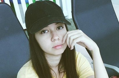 Pamer Punggung Mulus, Intip Beningnya Yuki Kato Saat Liburan di Pantai