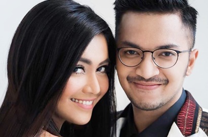 Usai Heboh Kabar Nikah Diam-Diam, Ihsan Romantis Kasih Bunga ke Denada di SON 2017