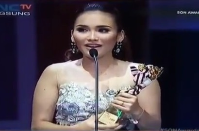 Ayu Ting Ting- Raffi 'Couple Settingan', Umi Khalsum Dihujat Pamer Piala Putrinya