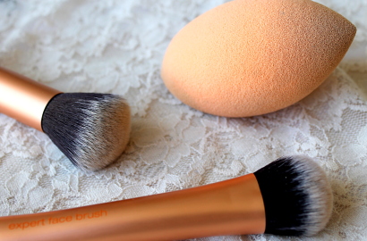 Dari Sikat Hingga Sisir, Inilah Cara Mudah Bersihkan Alat Kosmetik