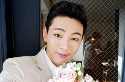 Ganteng Pakai Jas Putih, Ji Soo Siap Diajak Kencan Valentine Romantis