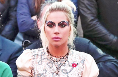 Bikin Pipi Merah, Lady GaGa Kepergok Dicium Mesra Kekasih Barunya
