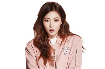 Pakai Jaket Bomber, HyunA Jadi Rapper Cantik di Iklan 'CLRIDE.N'