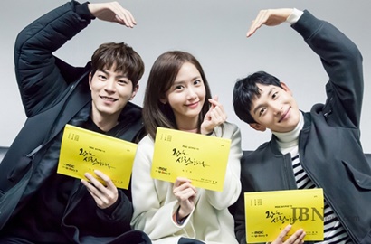 Inikah Pertemuan Pertama Yoona dengan Siwan-Hong Jong Hyun di 'The King Loves'?