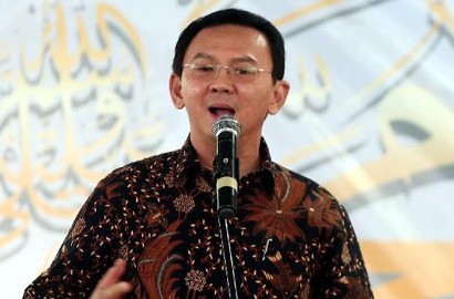 Sempat 'Ngantor' Sebelum Sidang, Ahok Diserbu Keluhan Warga di Balaikota