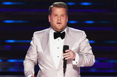 Buka Acara Grammy Awards 2017, James Corden Jatuh Terguling di Tangga