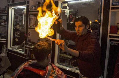 Bikin Deg-Degan, Potong Rambut Pakai Api Ini Sukses Bikin Pria Makin Ganteng