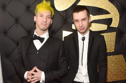 Twenty One Pilots Copot Celana Saat Terima Piala Grammy 2017, Kenapa?