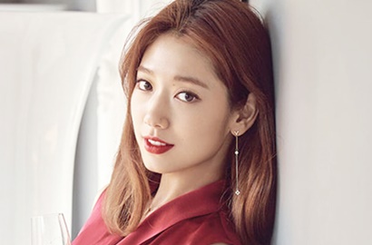 Seksi Abis, Park Shin Hye Berani Umbar Belahan Dada di Iklan Perhiasan