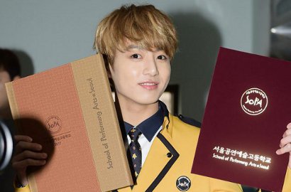Diikuti di Hari Kelulusan, Seperti Ini Foto-Foto Ganteng Jungkook dari Dispatch