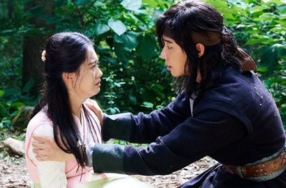 Awas Baper, Park Seo Joon Elus Pipi Go Ara Usai Syuting Ciuman di 'Hwarang'
