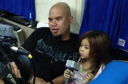 Santai Bareng Sang Ayah, Lipstik 'Menor' Putri Ahmad Dhani Bikin Heboh