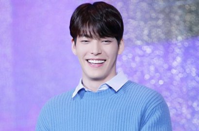 Cedera Punggung, Kim Woo Bin Pakai Alat Ini Saat Fanmeeting
