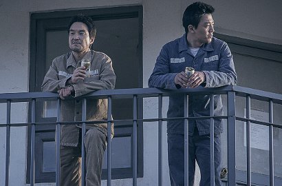 Han Suk Kyu dan Kim Rae Won Akrab Serius Membaca Koran di 'The Prison'