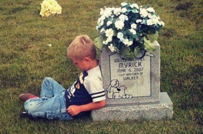 'Curhat' di Makam Mendiang Kembaran, Bocah Ini Hebohkan Netter