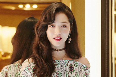 Cantiknya Sulli Tampil Anggun dan Tertutup di Pemotretan VOGUE