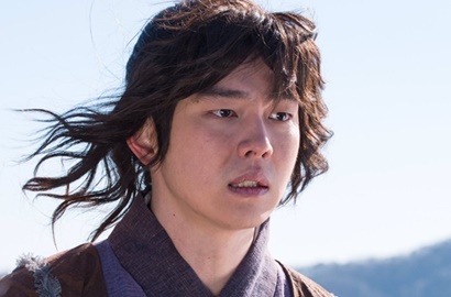 Diiringi Hujan Salju, Yoon Kyun Sang Ceria Syuting Berdarah di 'Rebel'