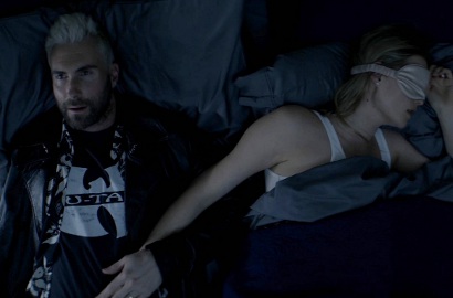 Anehnya Adegan Ranjang Adam Levine-Behati Prinsloo di MV 'Cold'