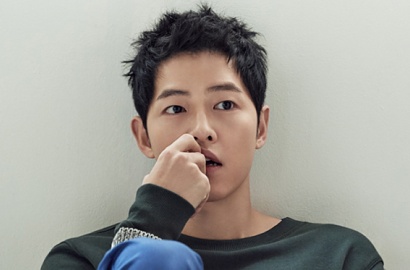 Nggak Peduli Pakai Kemeja atau Hoodie, Song Joong Ki Selalu Tampil Seganteng Ini