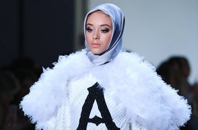 Tetap Angkat Hijab, Anniesa Hasibuan Pamer Karya di New York Fashion Week 2017