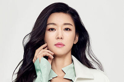 Belanja Bareng Suami, Jun Ji Hyun Tampil Mewah Pakai Mantel Ini