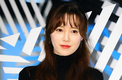 Go Hye Sun Ceria Melompat-Lompat Seperti Penyanyi di 'You're Too Much'