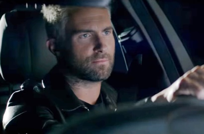 Adam Levine Diajak Threesome dengan Wanita Seksi di MV 'Cold'