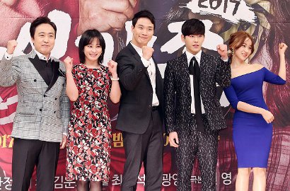 Tampil Keren, Hoya cs Kompak Pose Imut di Jumpa Pers 'Super Family'