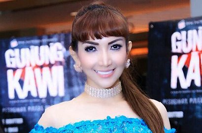 Pose Sensual Hingga Pamer Dada Menyembul, Roro Fitria Tiru Jejak Nikita Mirzani?