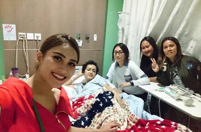Ayu Ting Ting 'Takut' Pamer Foto, Dibully Soal Baju Merah Saat Jenguk Julia Perez
