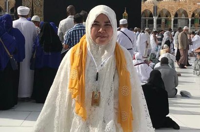 Heboh Beredar Foto Ibu Ayu Ting Ting Dirangkul Pria Bukan Muhrimnya Saat Umroh