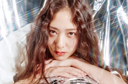 Cantik Pamer Rambut Ikal, Krystal Malah Ditodong Foto Bareng Kai