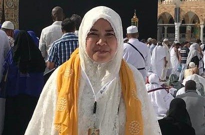 Unggah Foto Saat Umrah, Wajah Ibunda Ayu Ting Ting Curi Perhatian