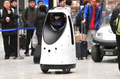 Layaknya Polisi, Robot Asal Tiongkok Ini Keliling Stasiun Kereta