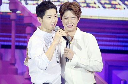 Bisik-Bisik Mesra, Park Bo Gum-Song Joong Ki Pamer Chemistry di Fanmeeting