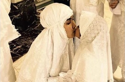 Sholat Sambil Live Instagram, Ayu Ting Ting Cemburu Raffi Pamer Foto Nagita Berhijab Saat Umroh?