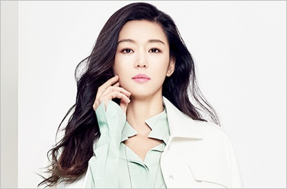 Setelah Mantel Bulu, Jun Ji Hyun Tampil Elegan Pakai Tas Ini