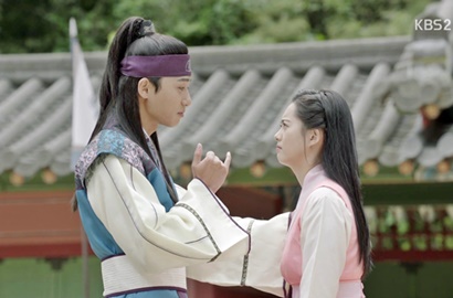 Bak Pangeran dan Putri Tidur, Park Seo Joon Cium Go Ara di 'Hwarang'