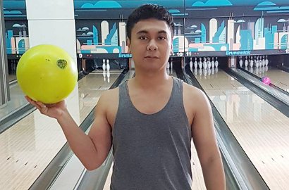 Raditya Dika Pamer Syuting 'The Guys' Bareng Pemeran Nam di 'Crazy Little Thing'