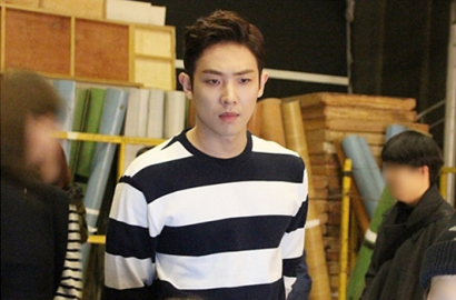 Tampil Rapi dan Keren, Lee Joon Tunjukkan Pesona Bintang di 'Father is Strange'