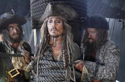 'Pirates of the Caribbean 5' Rilis Poster Bernuansa Suram
