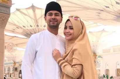Raffi-Nagita Serba Putih Gendong Rafathar di Depan Ka'bah, Fans: Adem Ya Lihatnya