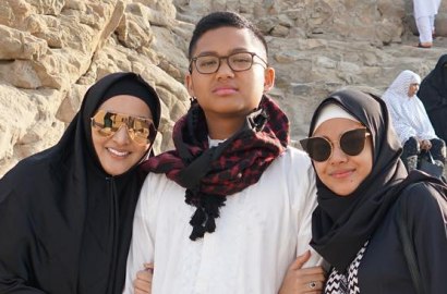 Ashanty dan Aurel Diminta Tak Buka Hijab Lagi Sepulang Umroh, Bisa?