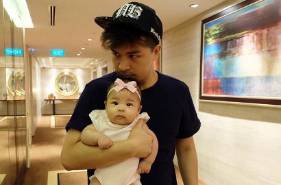 Bak Bayi Kanguru, Lucunya Nastusha 'Sembunyi' di Dalam Kaus Glenn Alinskie